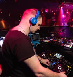 Alex jest DJ-em